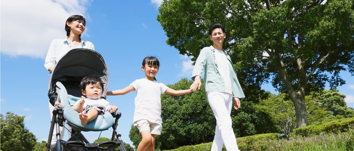 外で過ごす親子